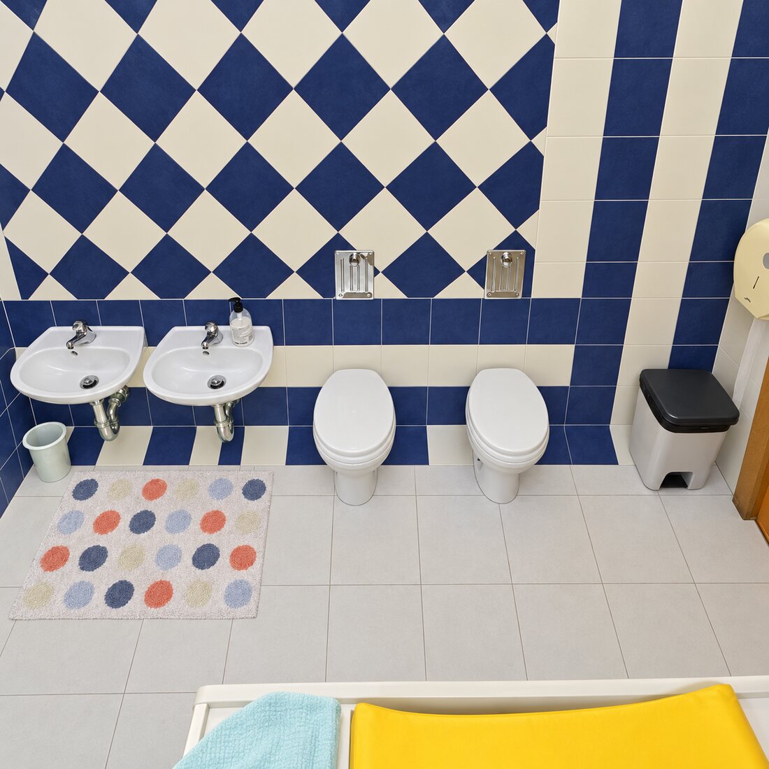 Baño adaptado a la altura de los peques, con inodoros y lavabos infantiles