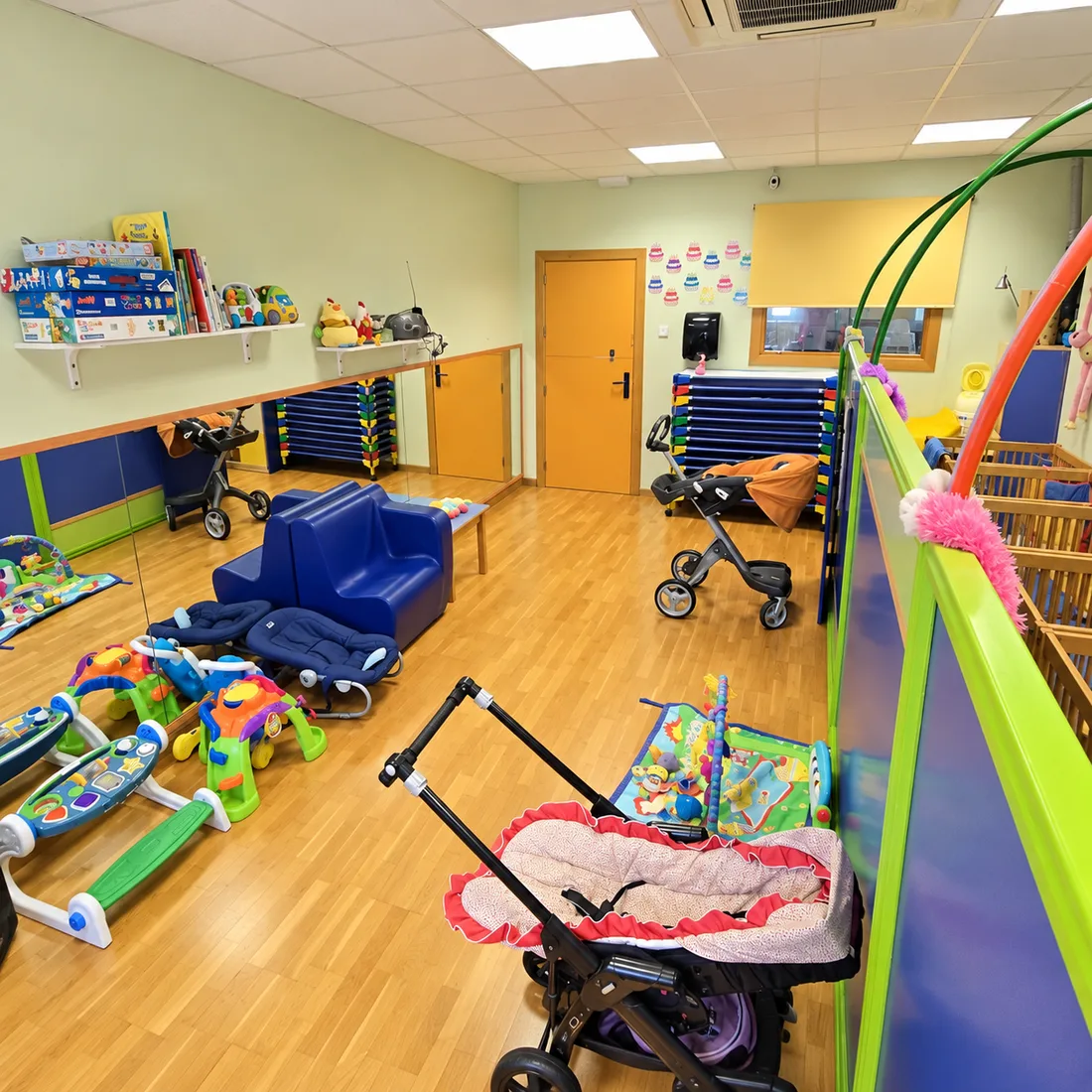 Aula de bebés equipada con juguetes y material sensorial