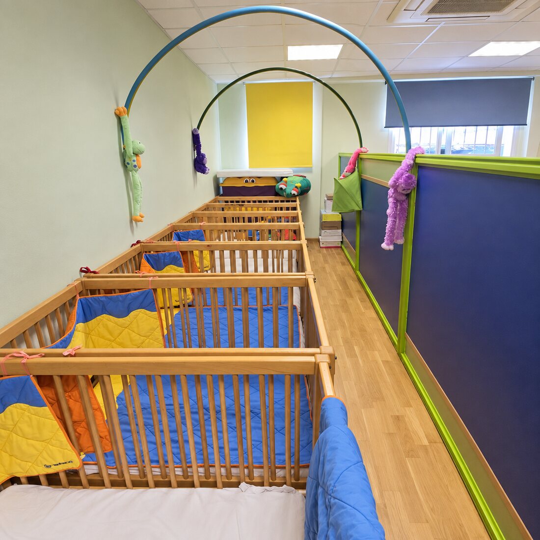 Sala de descanso con cunas individuales para la siesta