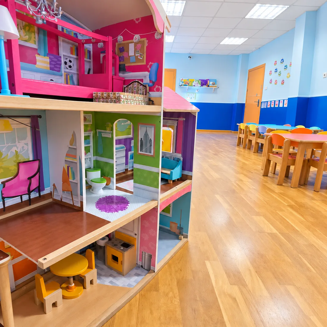 Salón de juegos de Mi Escuela Infantil, luminoso y lleno de color